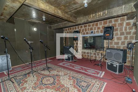 Casa à venda com 450m², 4 quartos e 8 vagas Casa à venda com 450m², 4 quartos e 8 vagasEstúdio de som