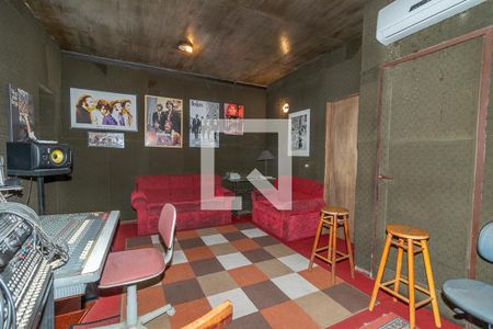 Casa à venda com 450m², 4 quartos e 8 vagas Casa à venda com 450m², 4 quartos e 8 vagasEstúdio de som