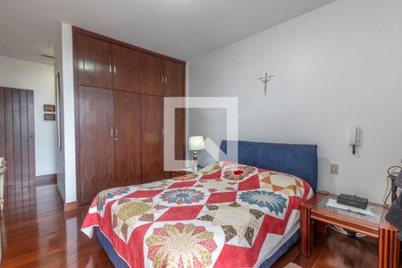 Casa à venda com 610m², 5 quartos e 4 vagas Casa à venda com 610m², 5 quartos e 4 vagasQuarto