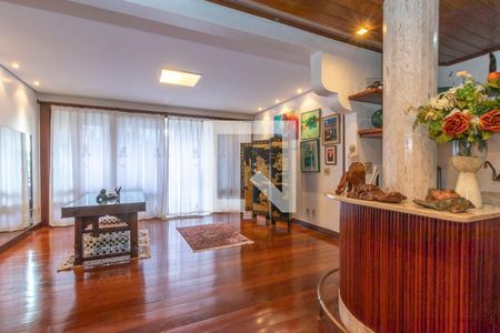 Casa à venda com 610m², 5 quartos e 4 vagas Casa à venda com 610m², 5 quartos e 4 vagasSala