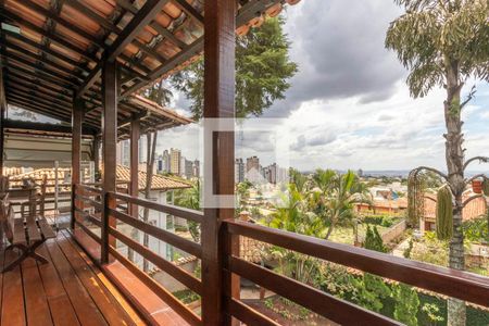 Casa à venda com 610m², 5 quartos e 4 vagas Casa à venda com 610m², 5 quartos e 4 vagasVaranda