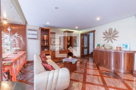 Casa à venda com 610m², 5 quartos e 4 vagas Casa à venda com 610m², 5 quartos e 4 vagasSala