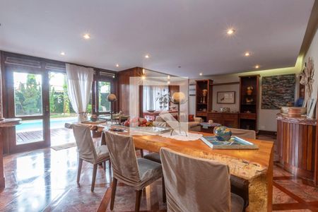 Casa à venda com 610m², 5 quartos e 4 vagas Casa à venda com 610m², 5 quartos e 4 vagasSala