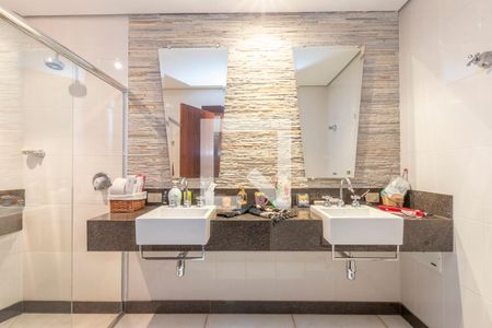 Casa à venda com 610m², 5 quartos e 4 vagas Casa à venda com 610m², 5 quartos e 4 vagasBanheiro