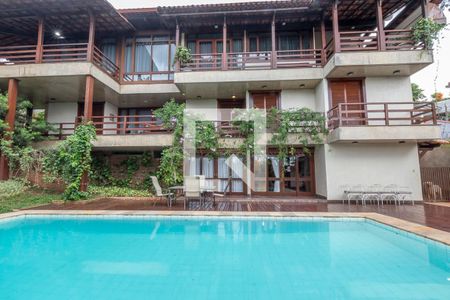 Casa à venda com 610m², 5 quartos e 4 vagas Casa à venda com 610m², 5 quartos e 4 vagasPiscina