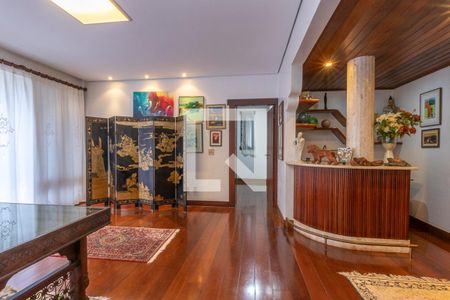 Casa à venda com 610m², 5 quartos e 4 vagas Casa à venda com 610m², 5 quartos e 4 vagasSala