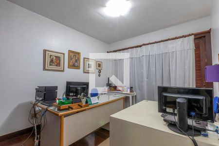 Casa à venda com 610m², 5 quartos e 4 vagas Casa à venda com 610m², 5 quartos e 4 vagasQuarto