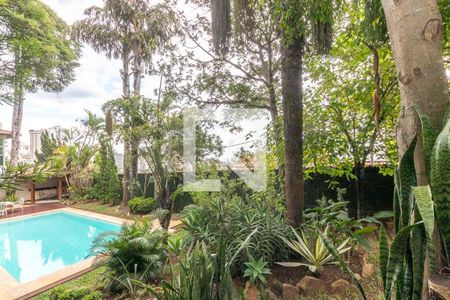 Casa à venda com 610m², 5 quartos e 4 vagas Casa à venda com 610m², 5 quartos e 4 vagasPiscina