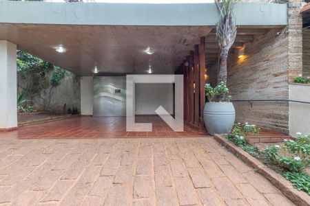 Casa à venda com 610m², 5 quartos e 4 vagas Casa à venda com 610m², 5 quartos e 4 vagasGaragem