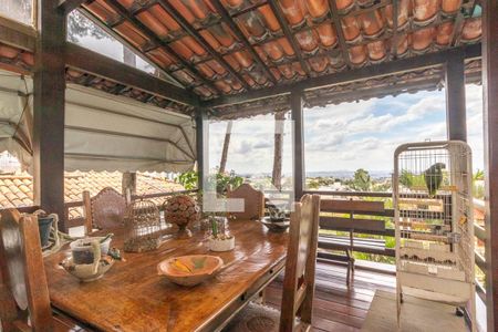 Casa à venda com 610m², 5 quartos e 4 vagas Casa à venda com 610m², 5 quartos e 4 vagasVaranda