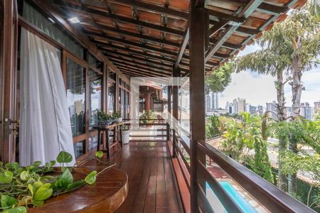 Casa à venda com 610m², 5 quartos e 4 vagas Casa à venda com 610m², 5 quartos e 4 vagasVaranda