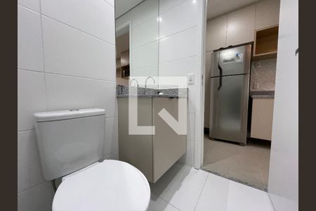 Banheiro de kitnet/studio para alugar com 1 quarto, 25m² em Butantã, São Paulo