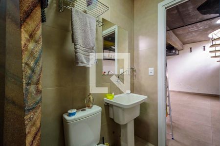 Banheiro de casa de condomínio à venda com 1 quarto, 76m² em Espírito Santo, Porto Alegre