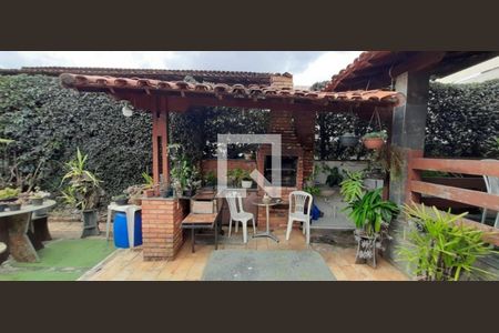 Casa à venda com 4 quartos, 360m² em Floramar, Belo Horizonte