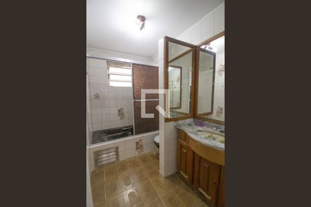 Banheiro da Suíte de casa à venda com 3 quartos, 200m² em Vila Ipiranga, Porto Alegre
