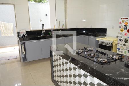Cozinha de casa de condomínio à venda com 4 quartos, 320m² em Buganvile I, Contagem