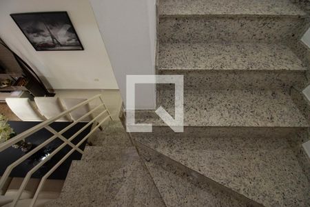 Escadas de casa à venda com 3 quartos, 177m² em Vila Monumento, São Paulo