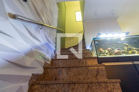Escada de casa para alugar com 3 quartos, 290m² em Vila Dalila, São Paulo