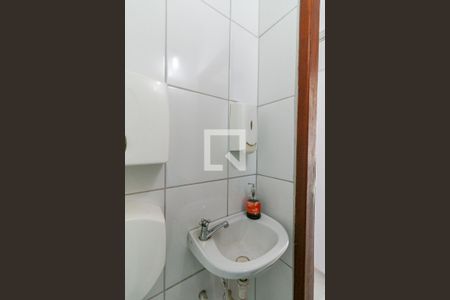 Banheiro de kitnet/studio para alugar com 1 quarto, 14m² em Cidade Industrial, Belo Horizonte