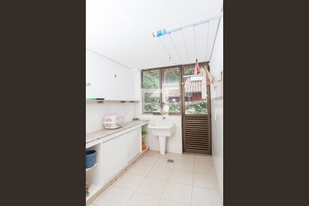 Casa de condomínio à venda com 350m², 3 quartos e 6 vagas Casa de condomínio à venda com 350m², 3 quartos e 6 vagasÁrea de Serviço