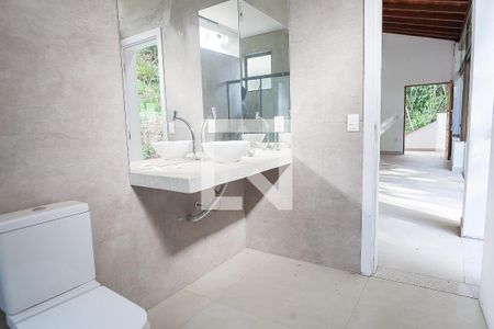 Casa de condomínio à venda com 350m², 3 quartos e 6 vagas Casa de condomínio à venda com 350m², 3 quartos e 6 vagasBanheiro Área externa