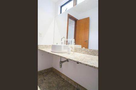 Casa de condomínio à venda com 350m², 3 quartos e 6 vagas Casa de condomínio à venda com 350m², 3 quartos e 6 vagasLavabo