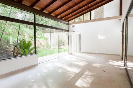 Casa de condomínio à venda com 350m², 3 quartos e 6 vagas Casa de condomínio à venda com 350m², 3 quartos e 6 vagasÁrea externa