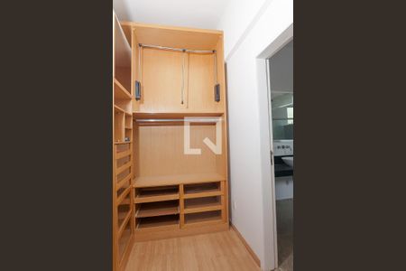 Casa de condomínio à venda com 350m², 3 quartos e 6 vagas Casa de condomínio à venda com 350m², 3 quartos e 6 vagascloset suite