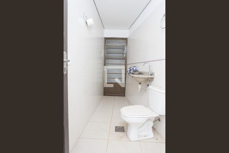 Casa de condomínio à venda com 350m², 3 quartos e 6 vagas Casa de condomínio à venda com 350m², 3 quartos e 6 vagasBanheiro de serviço