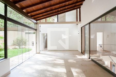 Casa de condomínio à venda com 350m², 3 quartos e 6 vagas Casa de condomínio à venda com 350m², 3 quartos e 6 vagasÁrea externa