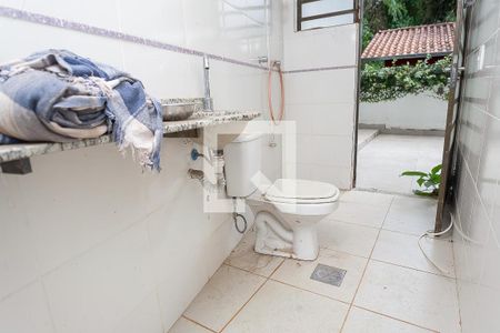 Casa de condomínio à venda com 350m², 3 quartos e 6 vagas Casa de condomínio à venda com 350m², 3 quartos e 6 vagasBanheiro de serviço