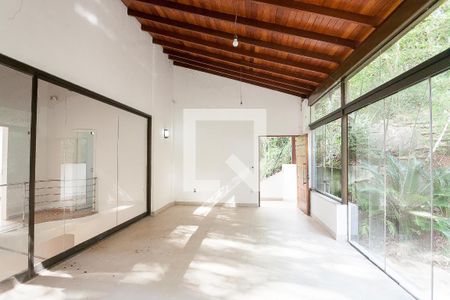Casa de condomínio à venda com 350m², 3 quartos e 6 vagas Casa de condomínio à venda com 350m², 3 quartos e 6 vagasÁrea externa