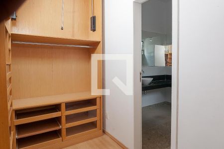 Casa de condomínio à venda com 350m², 3 quartos e 6 vagas Casa de condomínio à venda com 350m², 3 quartos e 6 vagascloset suite