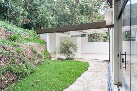 Casa de condomínio à venda com 350m², 3 quartos e 6 vagas Casa de condomínio à venda com 350m², 3 quartos e 6 vagasQuintal