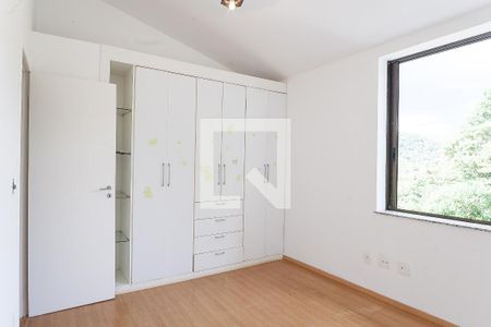 Casa de condomínio à venda com 350m², 3 quartos e 6 vagas Casa de condomínio à venda com 350m², 3 quartos e 6 vagasquarto 1