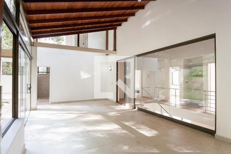 Casa de condomínio à venda com 350m², 3 quartos e 6 vagas Casa de condomínio à venda com 350m², 3 quartos e 6 vagasÁrea externa