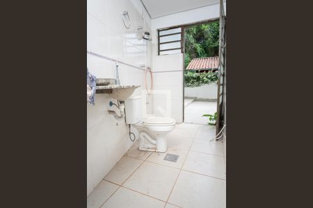 Casa de condomínio à venda com 350m², 3 quartos e 6 vagas Casa de condomínio à venda com 350m², 3 quartos e 6 vagasBanheiro de serviço