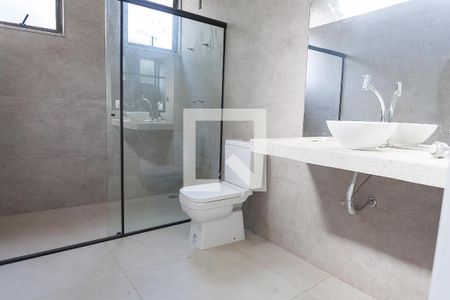 Casa de condomínio à venda com 350m², 3 quartos e 6 vagas Casa de condomínio à venda com 350m², 3 quartos e 6 vagasBanheiro Área externa