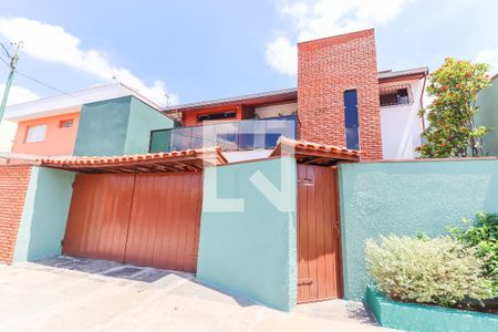 Casa à venda com 288m², 3 quartos e 4 vagas Casa à venda com 288m², 3 quartos e 4 vagasFachada