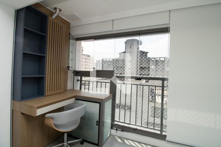 Quarto; mesa, cadeira, estante.  de kitnet/studio para alugar com 1 quarto, 24m² em Moema, São Paulo