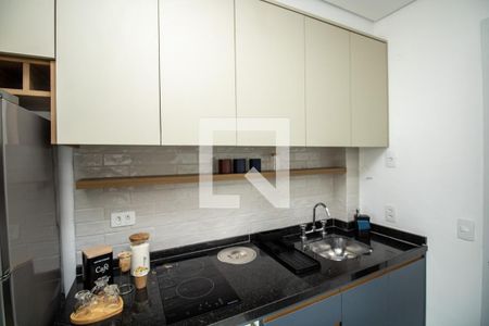 Cozinha, armário superior, cooktop, pia  de kitnet/studio para alugar com 1 quarto, 24m² em Moema, São Paulo