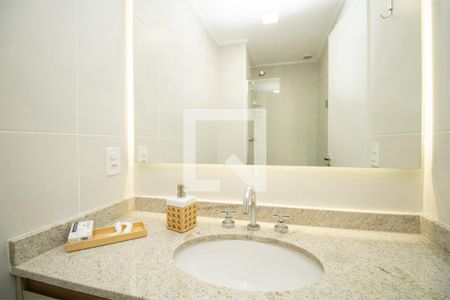 Banheiro, bancada da pia e espelho  de kitnet/studio para alugar com 1 quarto, 25m² em Moema, São Paulo