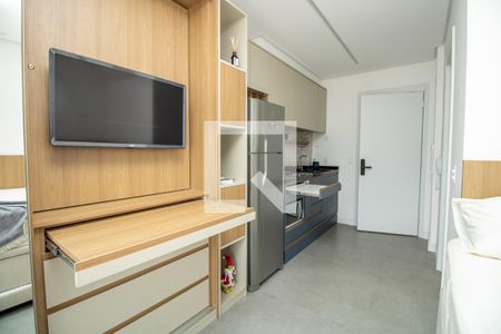 Cozinha, bancada de armários com prateleiras móveis. de kitnet/studio para alugar com 1 quarto, 25m² em Moema, São Paulo