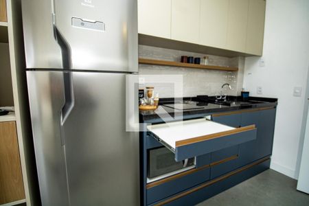 Cozinha, geladeira, bancada de armários com prateleiras móveis  de kitnet/studio para alugar com 1 quarto, 25m² em Moema, São Paulo