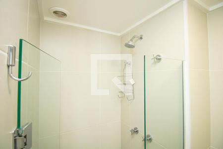 Banheiro; box e ducha  de kitnet/studio para alugar com 1 quarto, 24m² em Moema, São Paulo