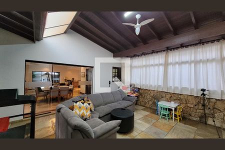 Sala de TV de casa de condomínio para alugar com 4 quartos, 470m² em Vila Madalena, Campinas