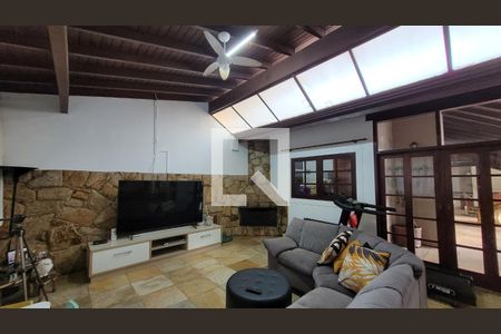 Sala de TV de casa de condomínio para alugar com 4 quartos, 470m² em Vila Madalena, Campinas