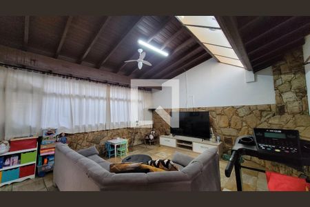 Sala de TV de casa de condomínio para alugar com 4 quartos, 470m² em Vila Madalena, Campinas