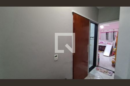Casa à venda com 180m², 4 quartos e 2 vagas Casa à venda com 180m², 4 quartos e 2 vagasCorredor