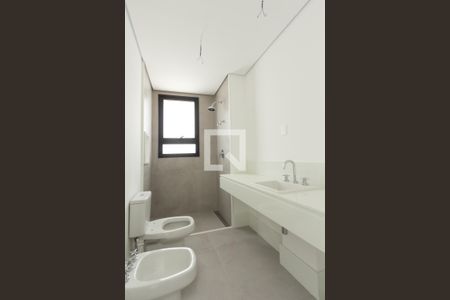 Apartamento à venda com 374m², 5 quartos e 5 vagas Apartamento à venda com 374m², 5 quartos e 5 vagasBanheiro da Suíte 2